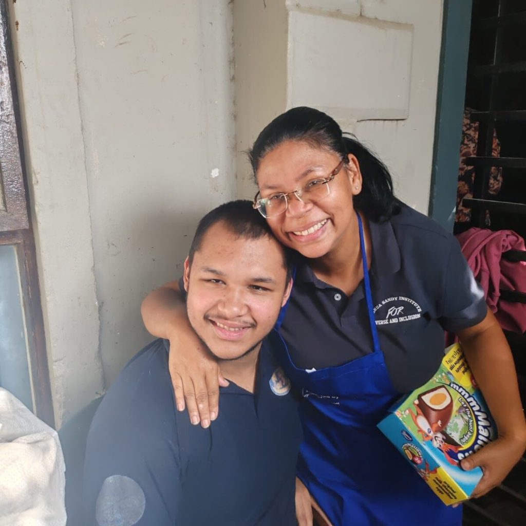 Joshua Sandy (19) met sy ma Sandy wat Be My Voice One Cookie at a Time gestig het om onafhanklikheid te bevorder.