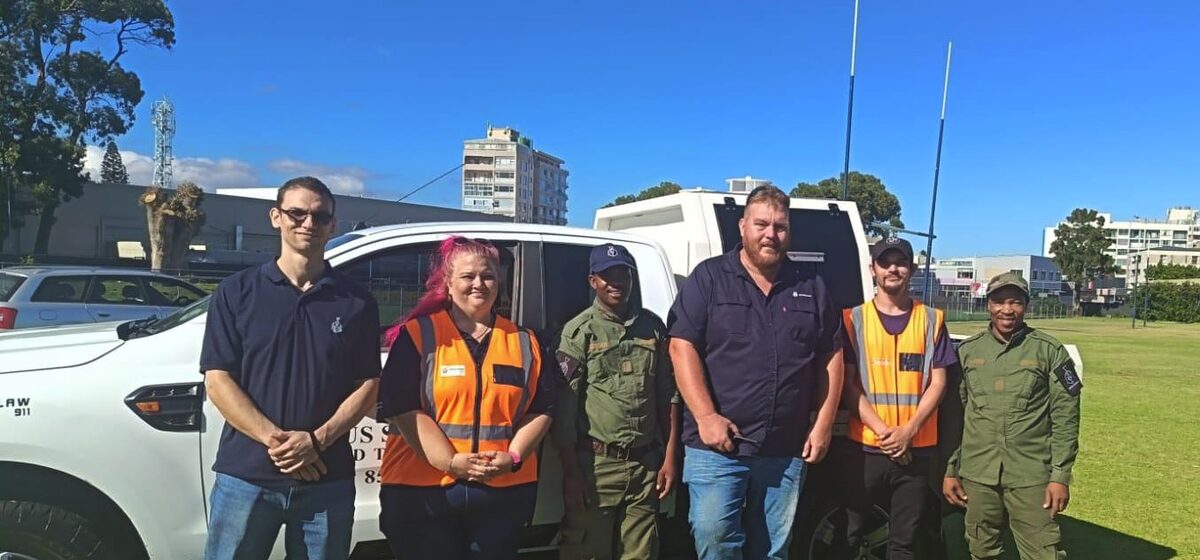 Verteenwoordigers van AfriForum en Vetus K9 tydens veiligheidsbewustheidsdag by Laerskool Hendrik Louw.