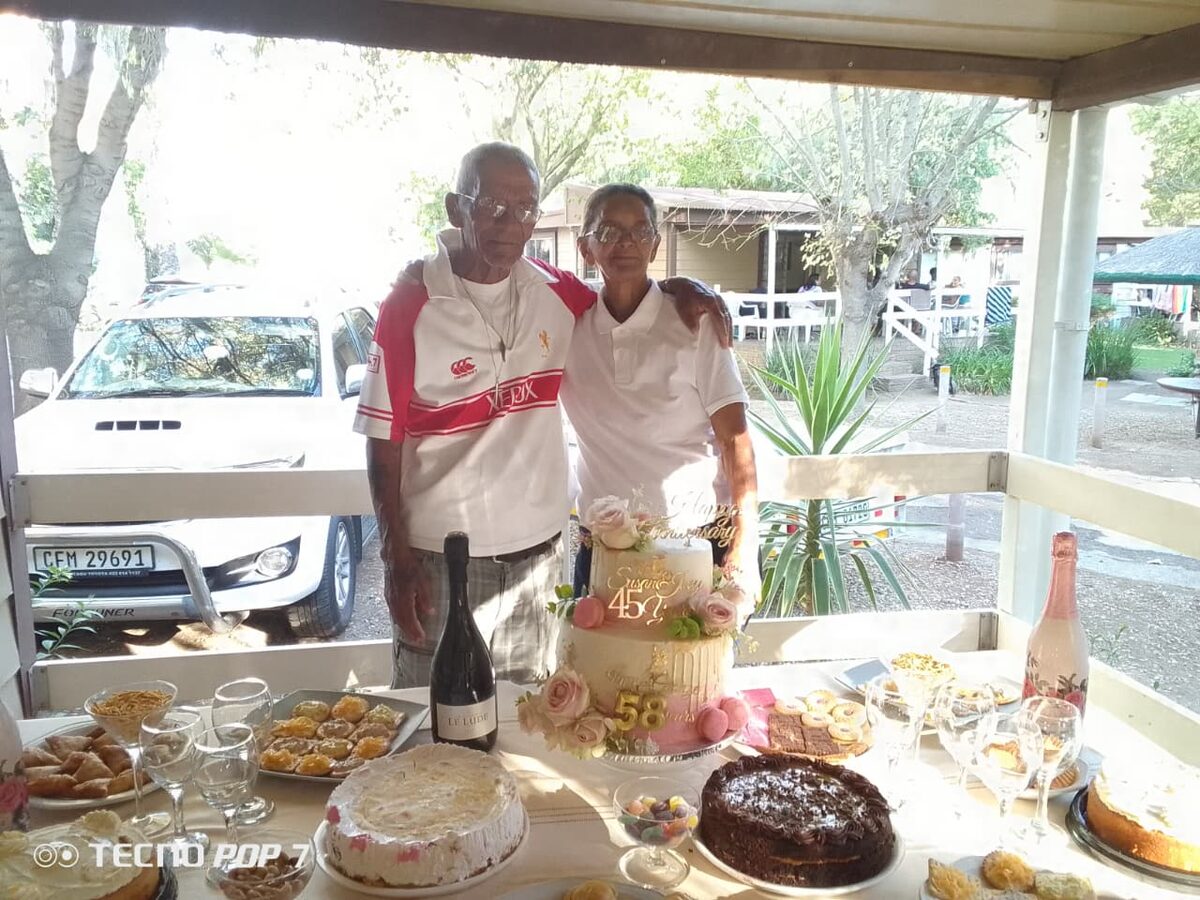 Bejaarde egpaar George en Elizabeth America vier romanties hul 58ste huweliksherdenking in Montagu