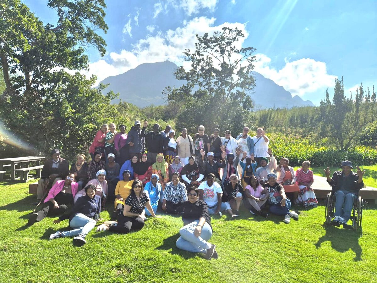Bejaardes geniet die kapasiteitsbouwerksessie tussen fynbos by die Helderberg-natuurreservaat.