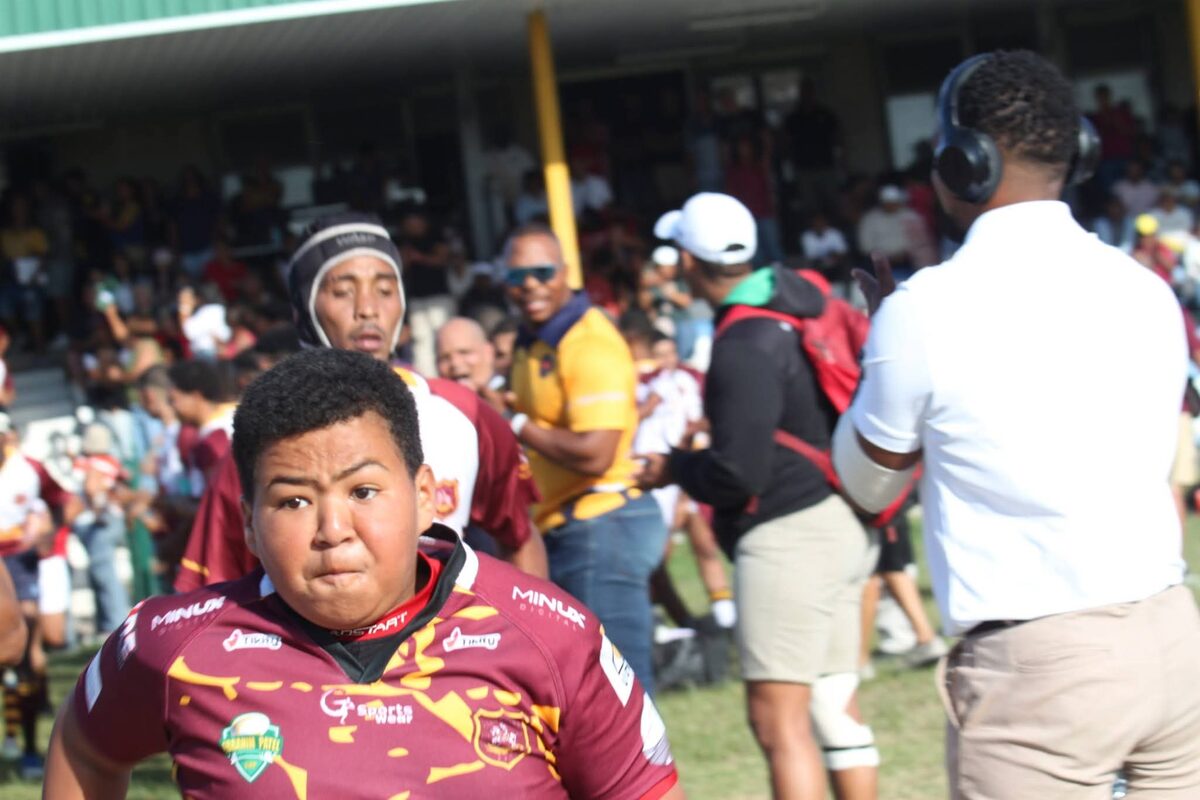Tiener wat rugby speel op die veld tydens oefensessie