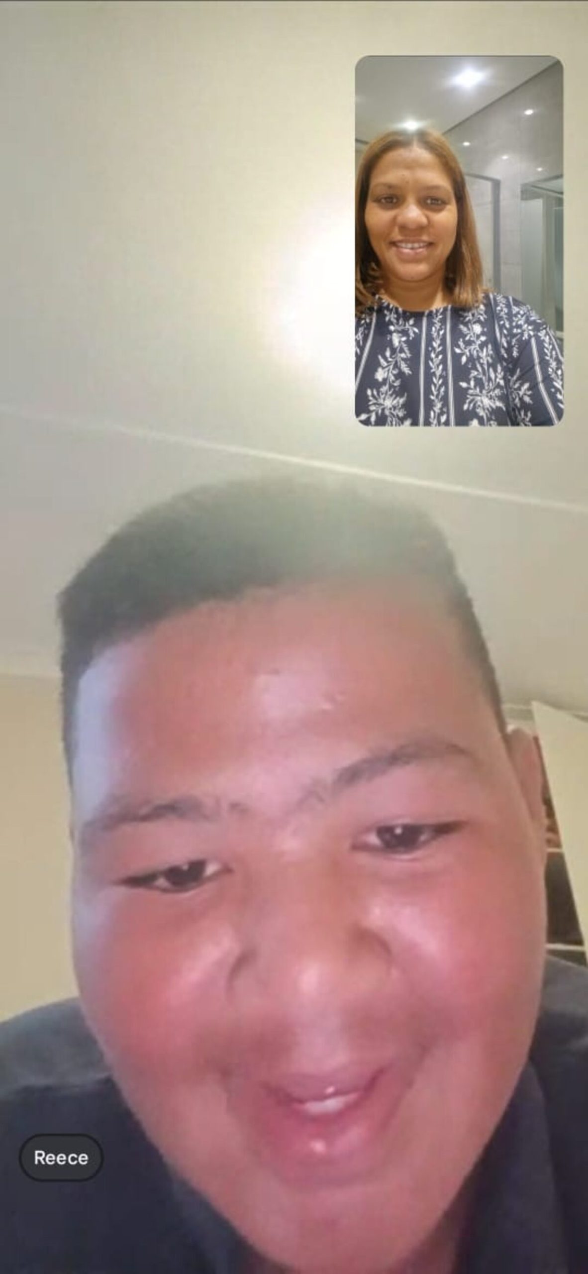 Tiener wat met sy ma kommunikeer oor sy skooldag deur gebaretaal