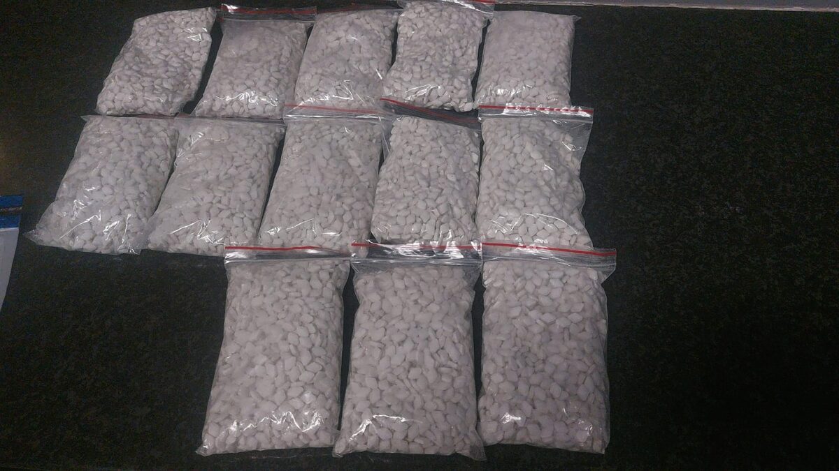 Off-duty public order police officers acting on a tip-off about drugs being transported from KZN to Cape Town intercepted a passenger bus in Somerset West on Thursday 26 March.