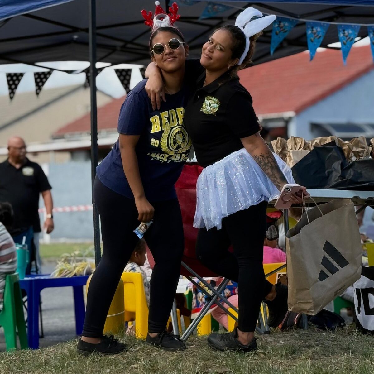 Helene Jantjies en Robyn Paulse geniet die Brandwacht gesinspretdag net soveel soos die kinders.