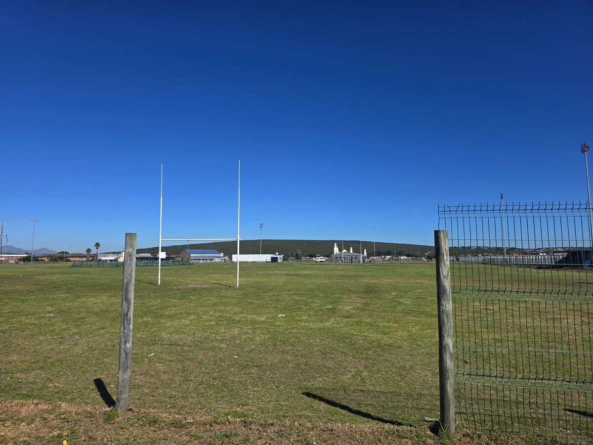 Gevandaliseerde omheining by Macassar-sportgronde laat onbeheerde toegang tot die veld toe.