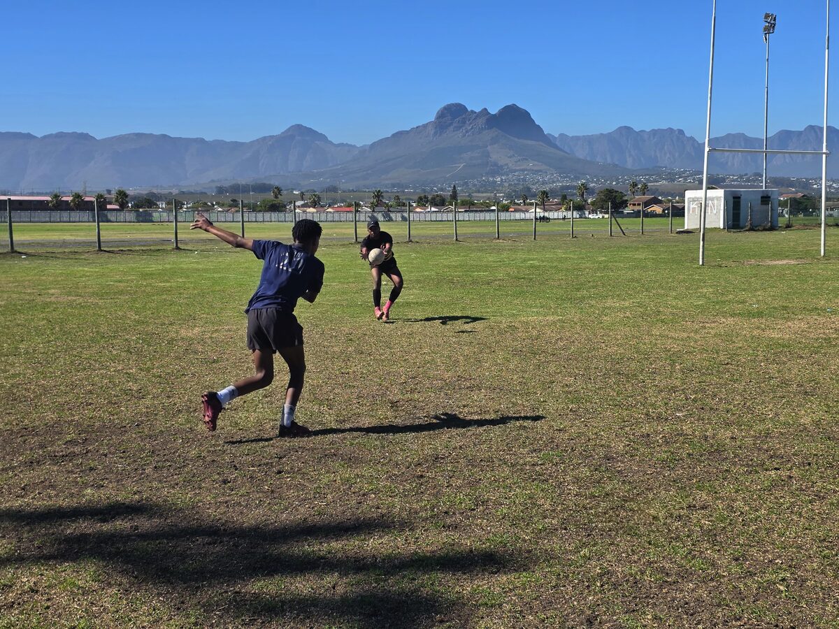 Ethan Berman en Eucayno Barends oefen op die verwaarloosde Macassar-rugbyveld.