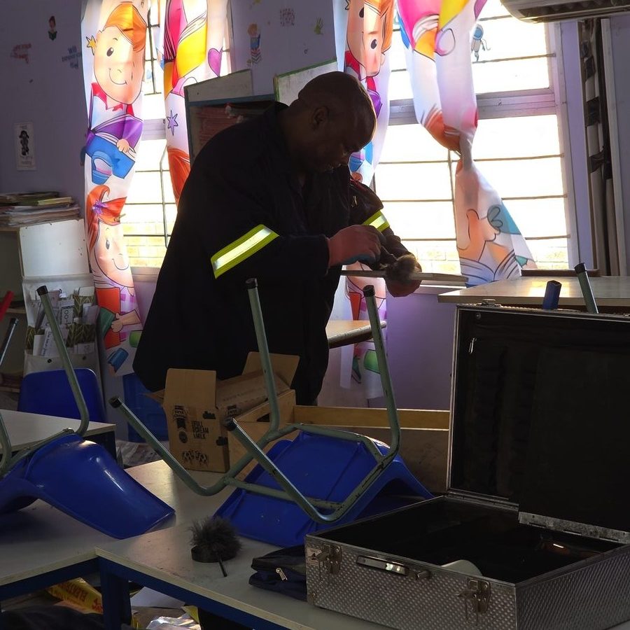 Inbraakskade by Sir Lowry's Pass Primêre Skool waar oortreders twee klaskamers verwoes en R70 000 skade aangerig het.