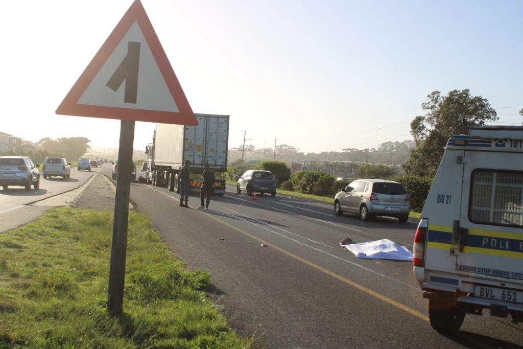 A pedestrian was fatally knocked down by a truck on the N2 highway in Somerset West on Friday 15 May. 

