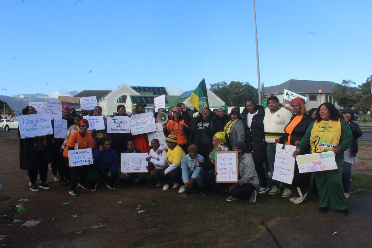 Placard demonstration at Strand court.