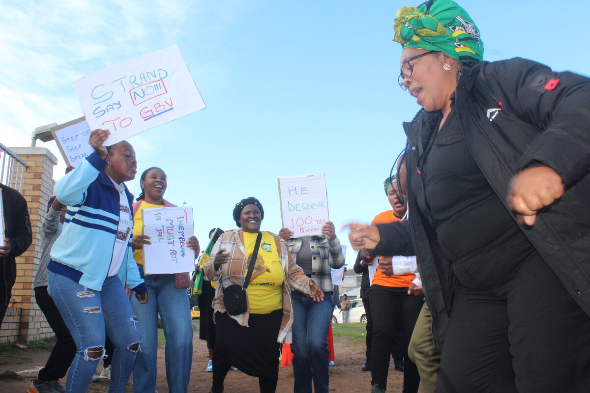 Placard demonstration at Strand court.