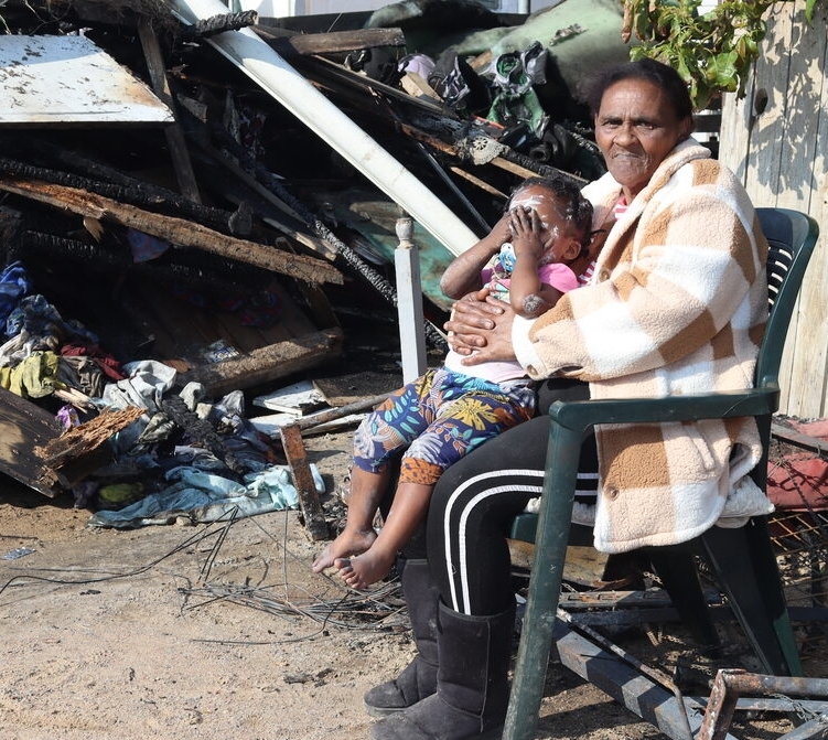 Ouma-grootjie Paulina Pietersen soek dringend hulp met kos en klere nadat haar huis afgebrand het.