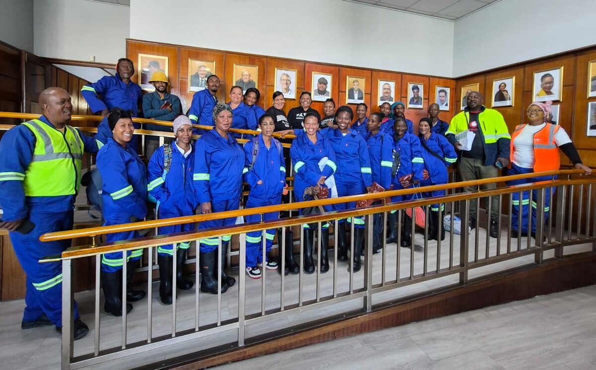 Die Strand-EPWP-span en subraad 8-voorsitter Chantal Cerfontein by die Soetrivierkanaal-projek.