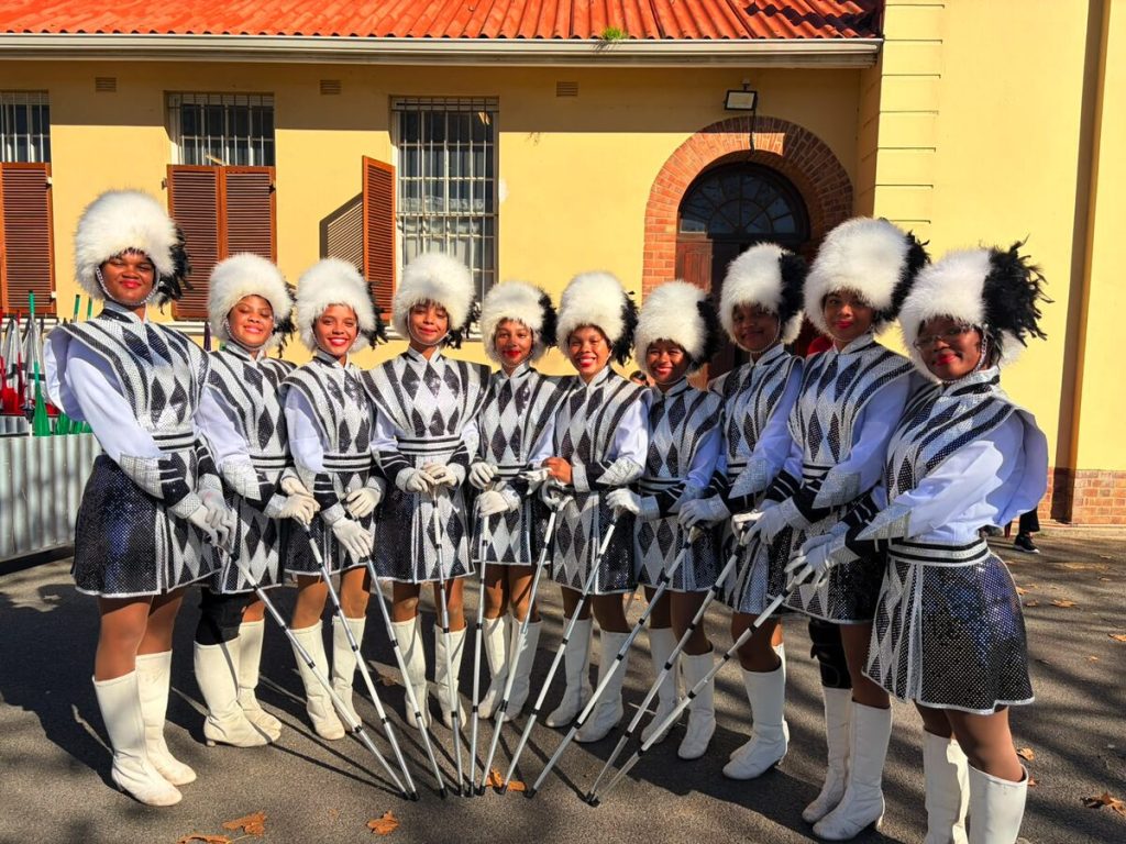 Hoërskool Hottentots-Holland se sub-leiers in hul silwer, wit en swart trompoppie-uitrustings.