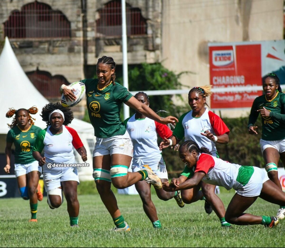 Logan Welman, trots van Macassar, breek deur die Keniaanse verdediging by die 2026-Rugby-Afrika-vrouebeker.