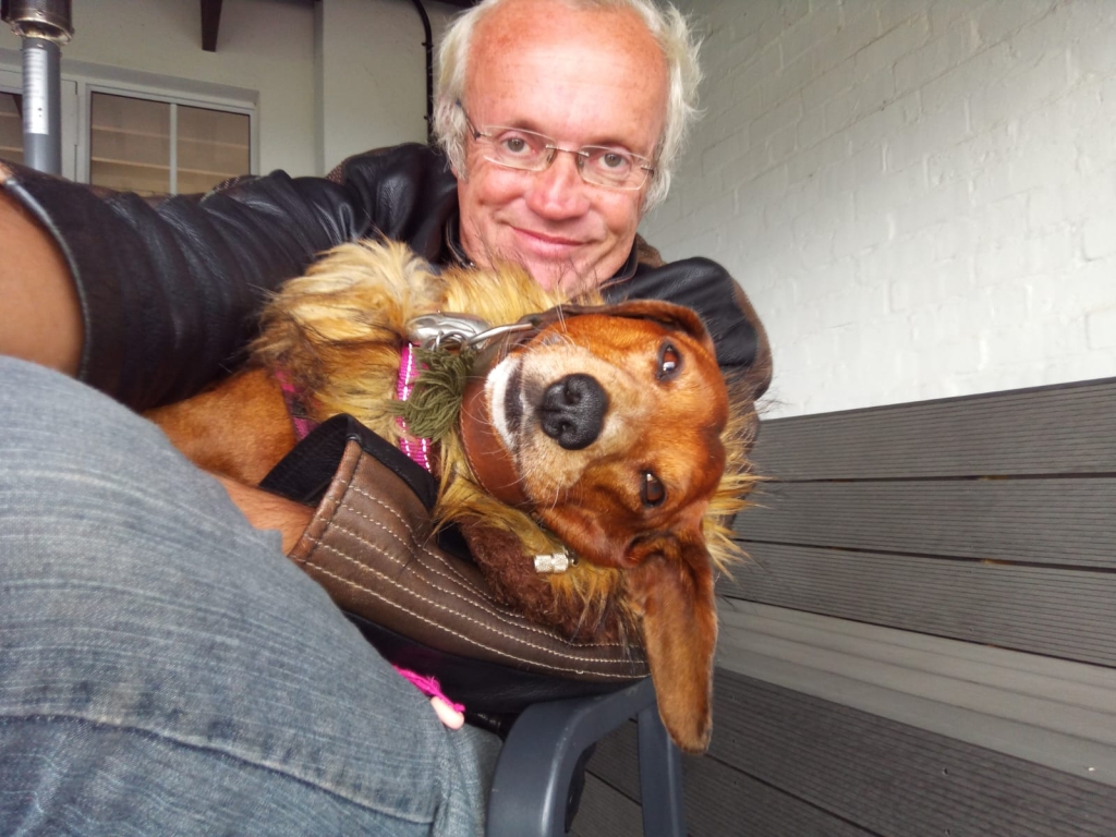 Albert Luckhoff met sy geliefde hond Musti, 'n bekende gesig op die Strand voor sy dood in 2021.