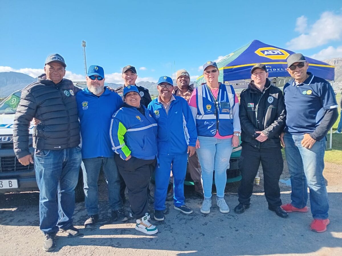 Lede van die GPF en borg Fidelity ADT vier saam by die Jeugsportdag by Gustrouw-sportterrein in Strand.