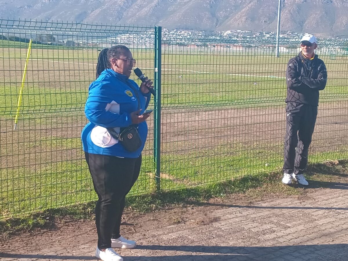 Francina Lukas, nasionale GPF-voorsitter, spreek GPF-lede en jongmense by die Khayelitsha Jeugsportdag toe.