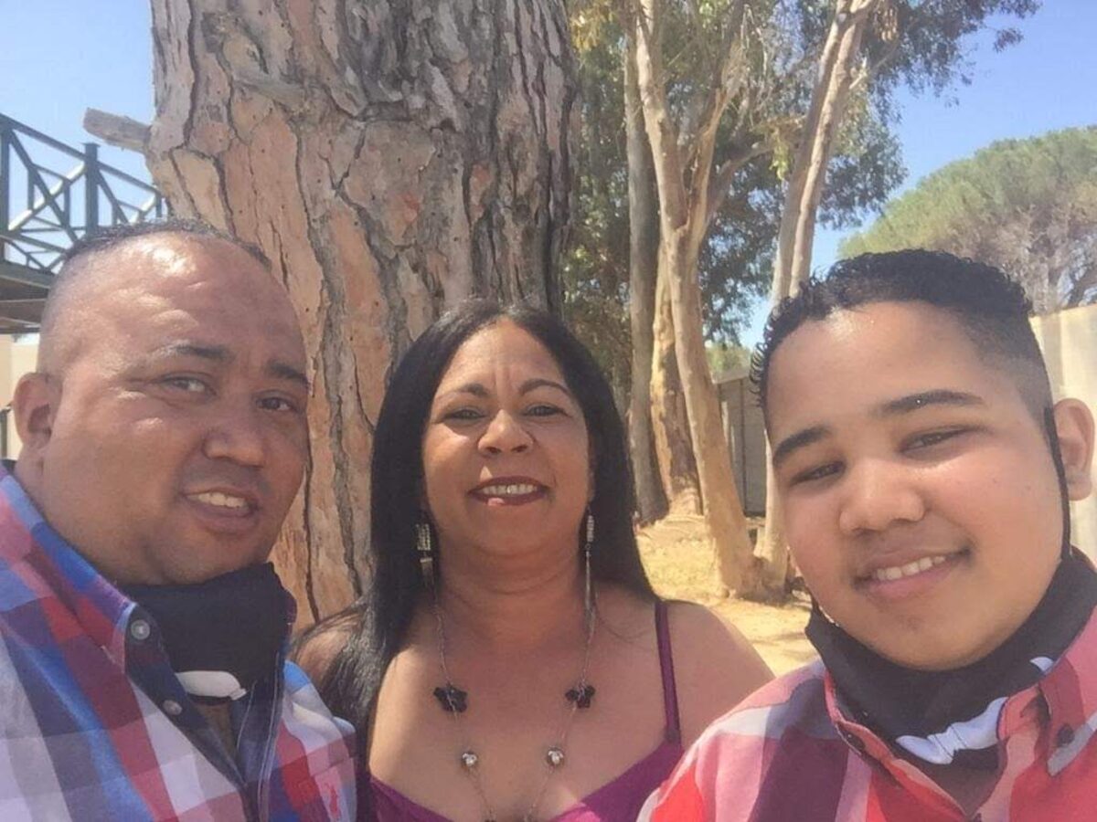 Enrico Plaatjies (44), Toufeeka Beukes en seun Junaid (20) voor die ongeluk in Strand op 13 Junie.