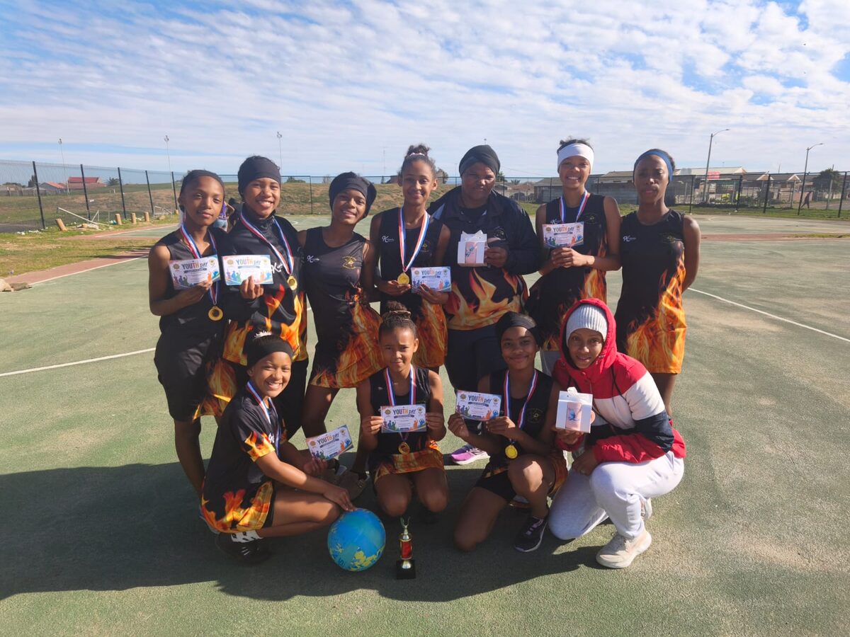 Young Stars, jeugnetbalspan van Macassar, wat eerste plek by die Khayelitsha GPF se Jeugsportdag verower het.