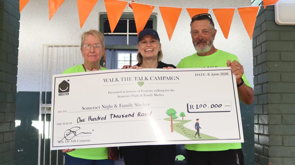 Die Van Rensburgs oorhandig 'n R100 000-tjek aan Jo Swart, voorsitter van die Somerset-Wes-nagskuiling.