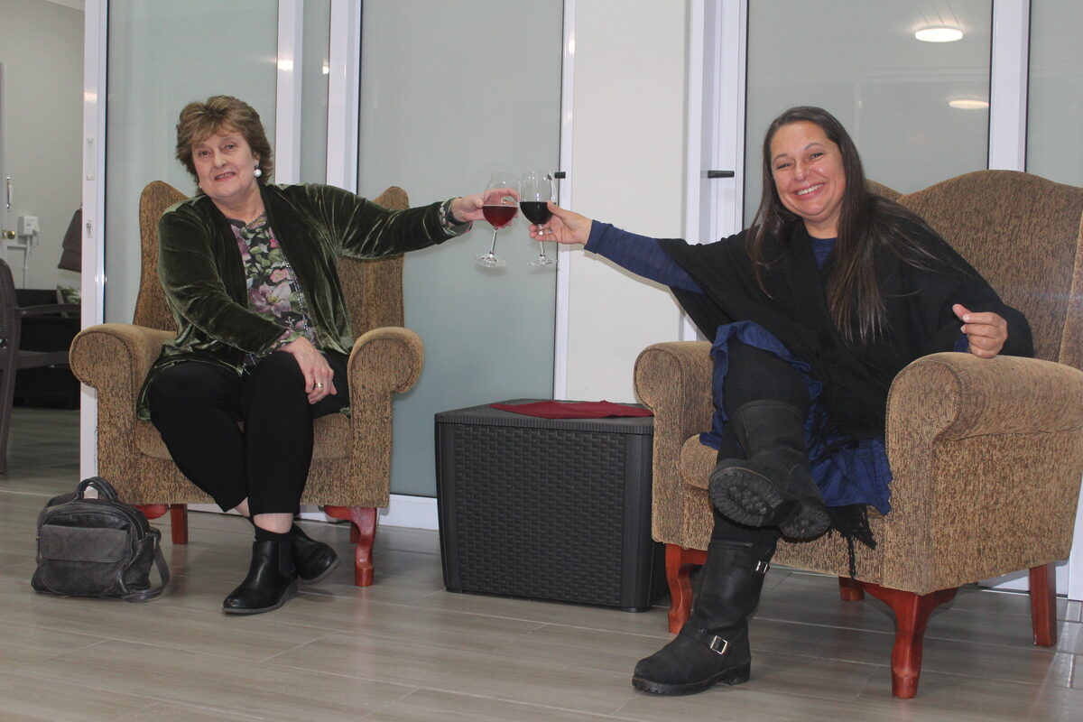 Opening van Strand-tehuis se nuwe sitkamer en veranda.