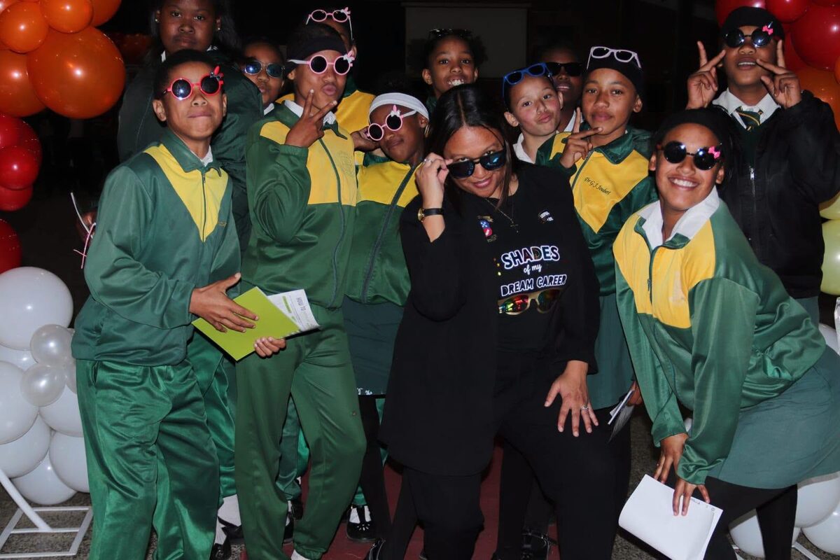 Leerders en juf Chrystal Williams by loopbaanklubbekendstelling, Dr GJ Joubert Primêre Skool