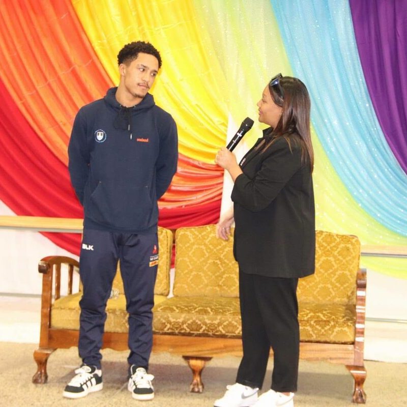Juf Chrystal Williams (regs) en Monray Daars bespreek sy loopbaanpaaie by Dr GJ Joubert Primêre