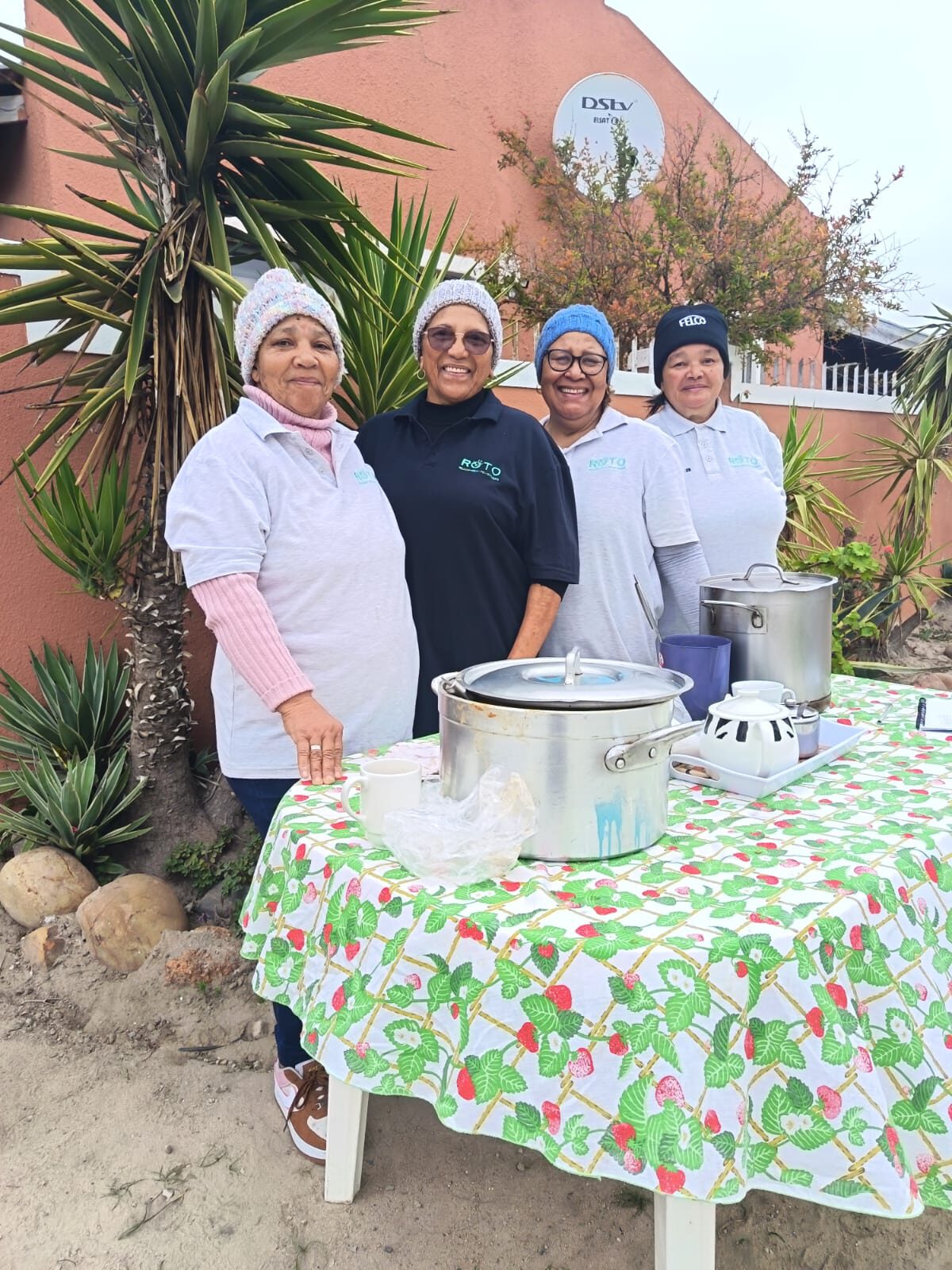 Roto rolls up sleeves for Mandela Day