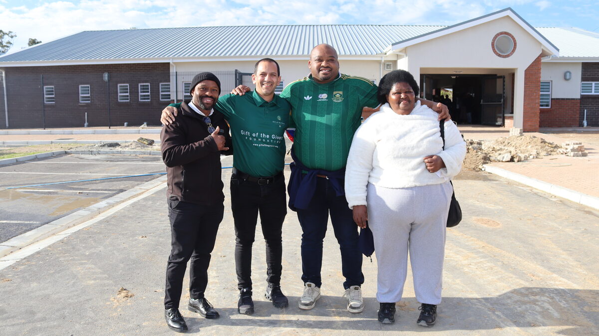 Key stakeholders at Masifunde Primary School food parcel distribution including Gift of the Givers and Sanco.