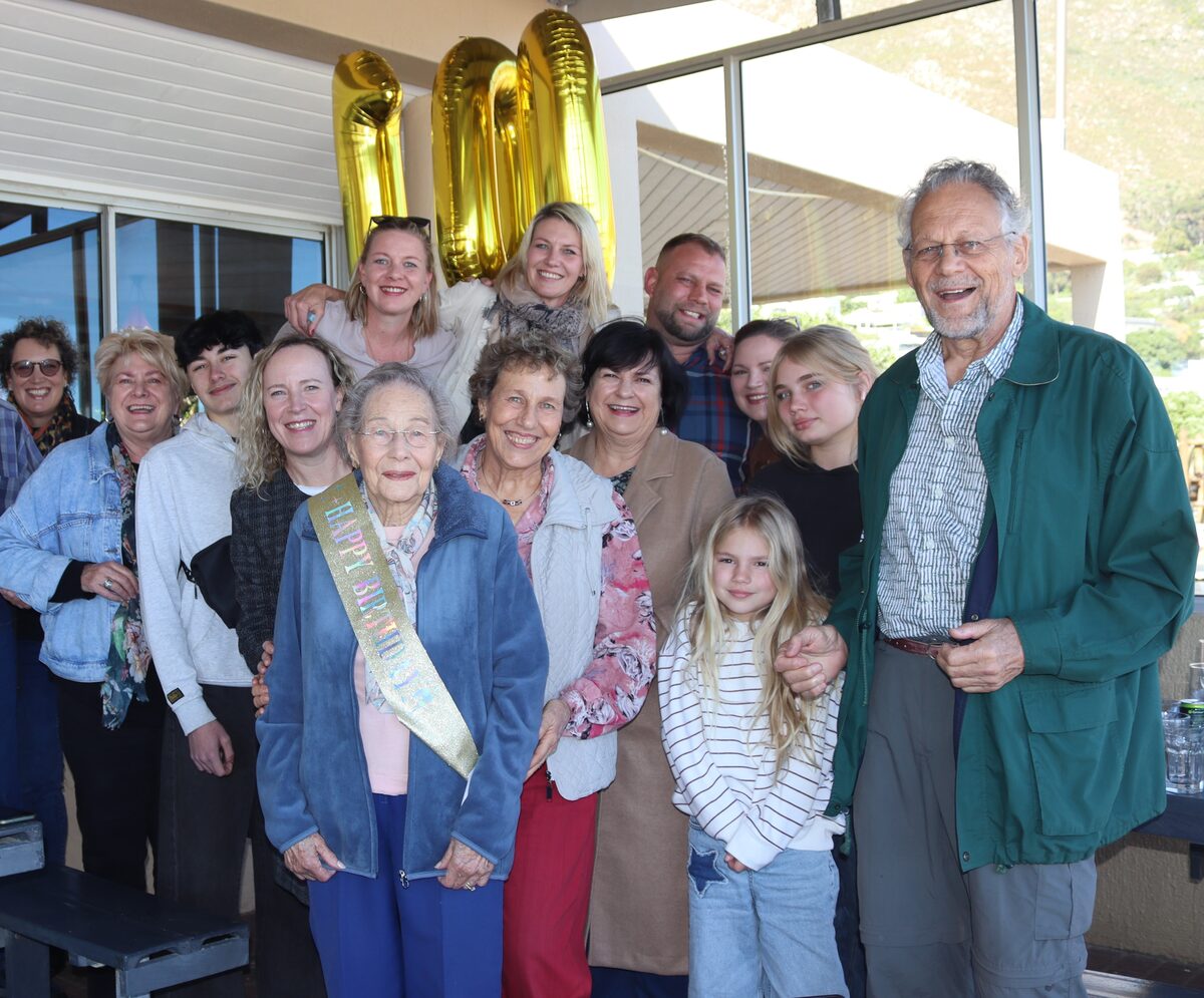 Minnie Fourie met familie tydens haar honderdjarige-viering