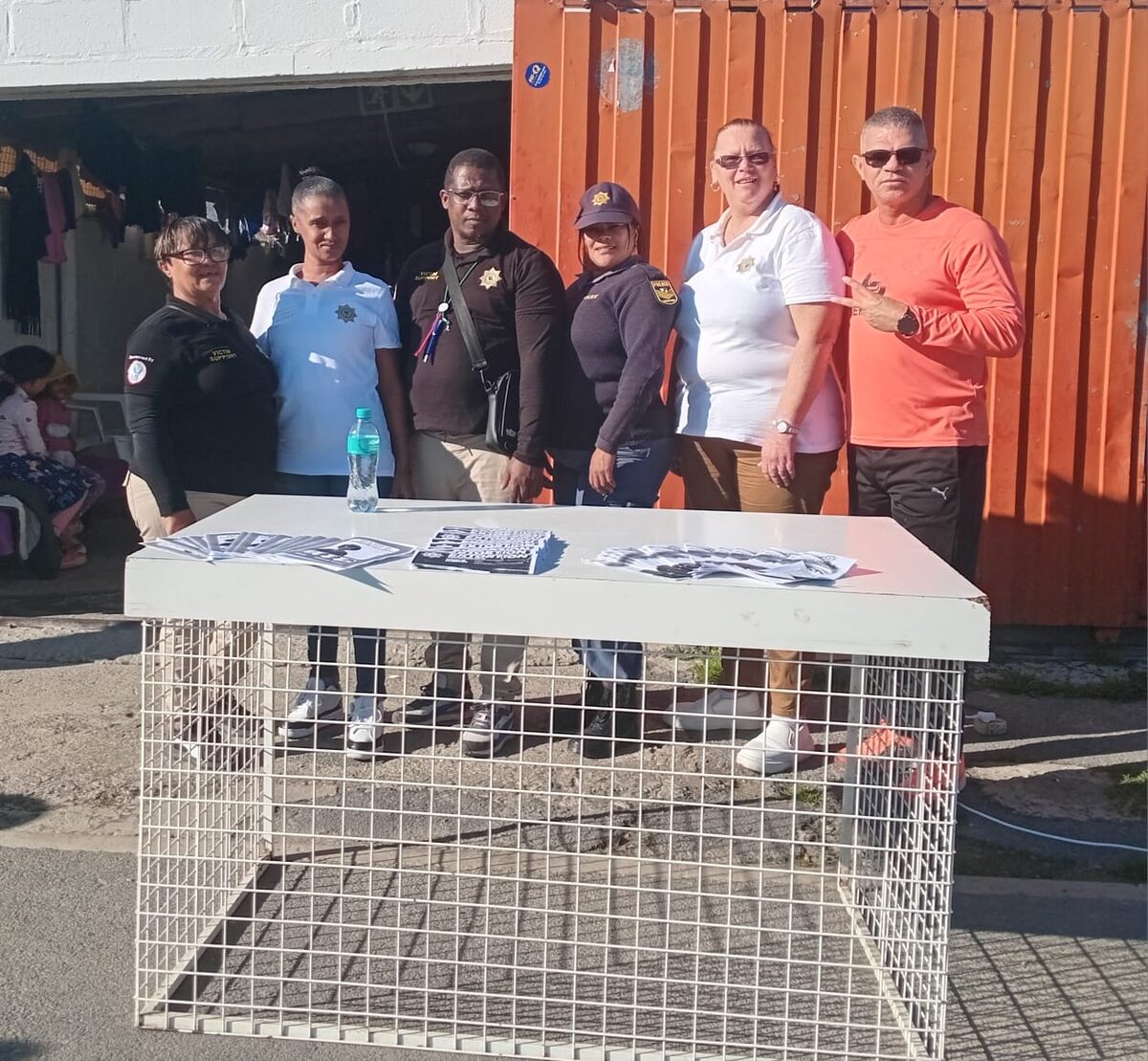 Strand-polisie en gemeenskapslede, insluitend GPF-lede, by die danskompetisie in Casablanca.