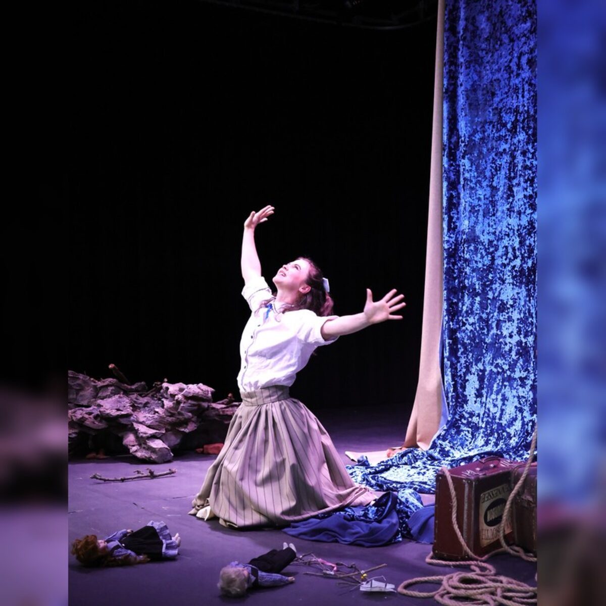Teaterproduksie op die verhoog by Drama Factory.