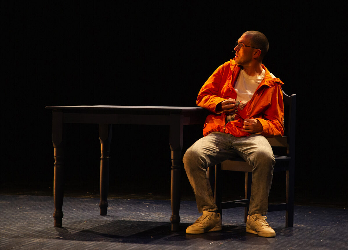 Teaterproduksie op die verhoog by Drama Factory.