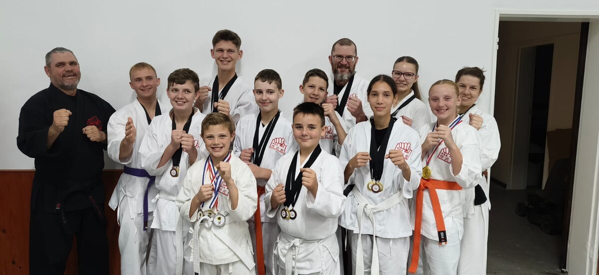 Studente van die Junbukan Dojo Strand het onlangs aan 'n kompetisie deelgeneem en 30 medaljes verower. Ná lang ure en harde werk het hulle trots met oorwinnings huis toe gekom. Vir meer inligting, kontak Sensei Stefan Koekemoer by