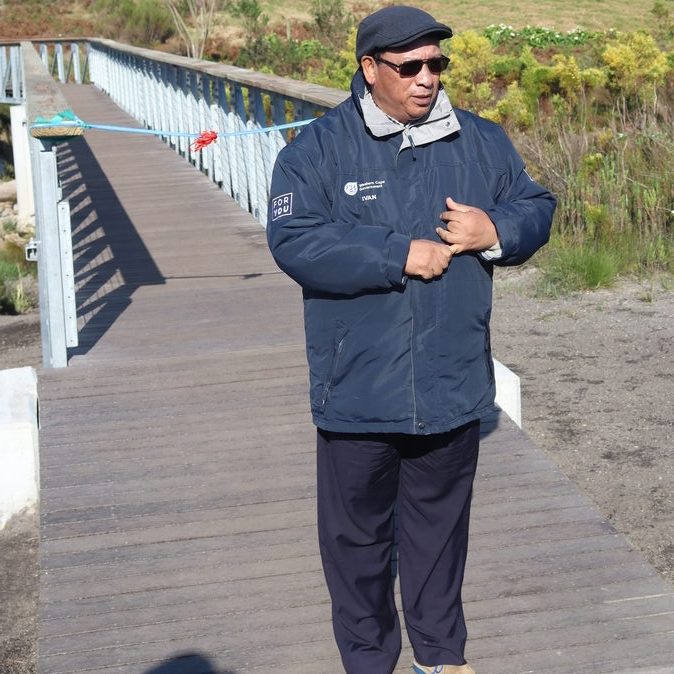 Dr. Ivan Meyer spreek die gemeenskap toe tydens die voetbrug-oorhandiging.