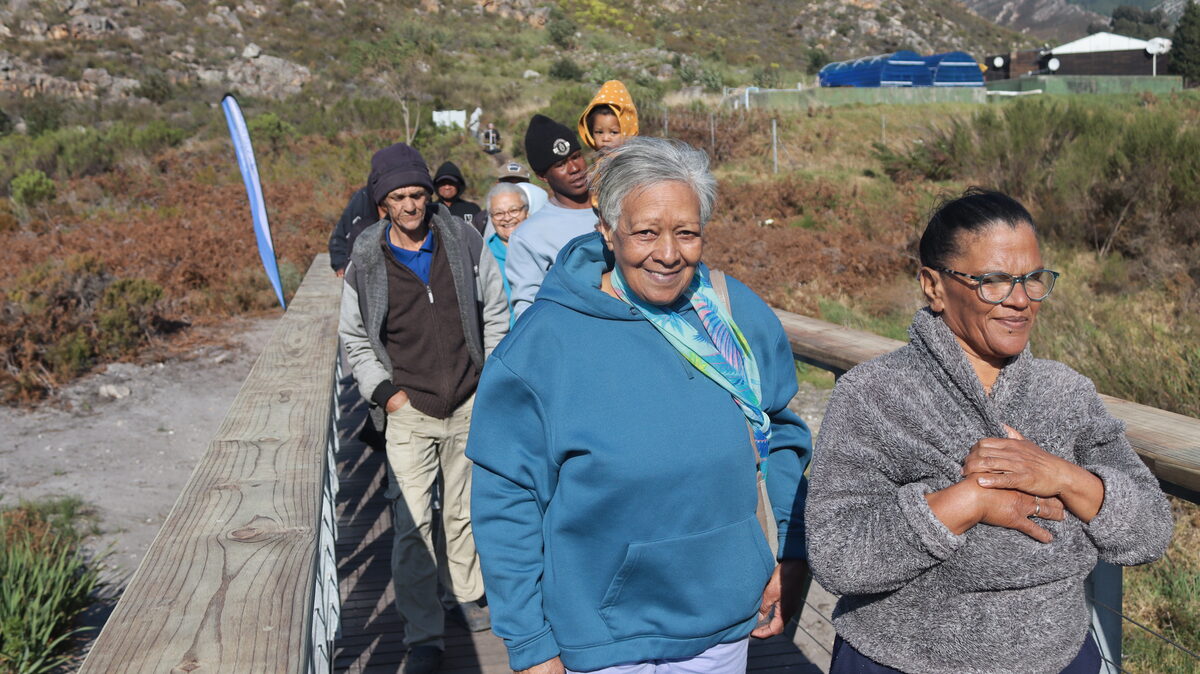 Nuweberg-inwoners stap oor die nuwe voetbrug tydens die oorhandigingseremonie.