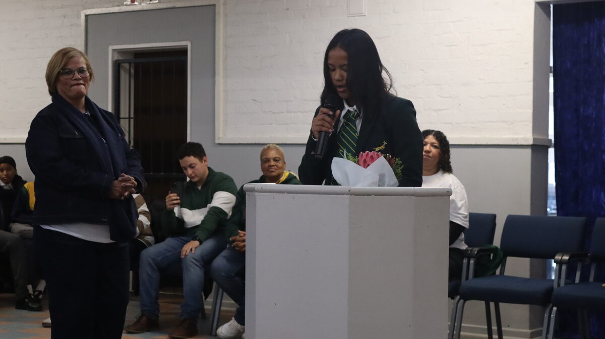 Mia Kanka praat met leerders tydens die Rusthof-viering vir haar SA-prestasie