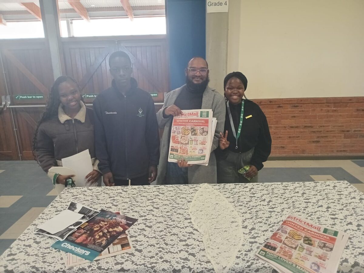 Journalist from DistrictMail & Helderberg Gazette speaks with Grade 7 learners about journalism.