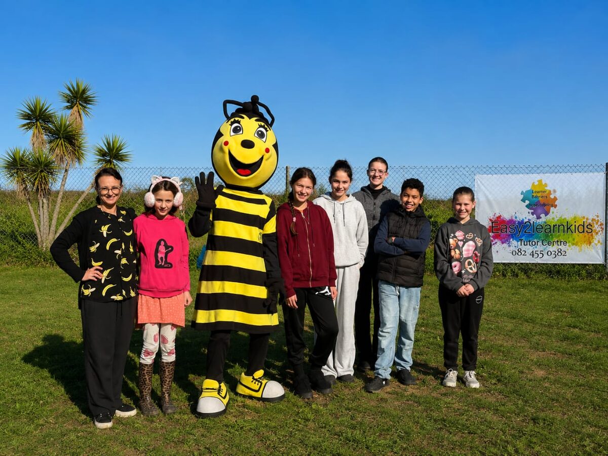 Librarian Levana Chester-Londt and learners celebrate with LiBee at Easy2learnkids reading challenge launch.