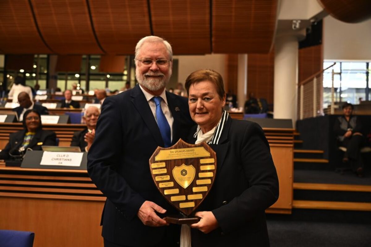 Clive Justus receives Councillor of the Year award from City of Cape Town speaker Felicity Purchase.