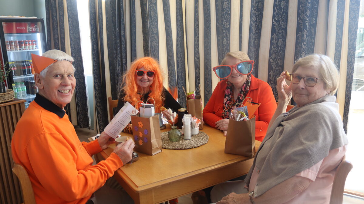 Van Niekerk-Benadehof-inwoners by die nuwe koffiewinkel