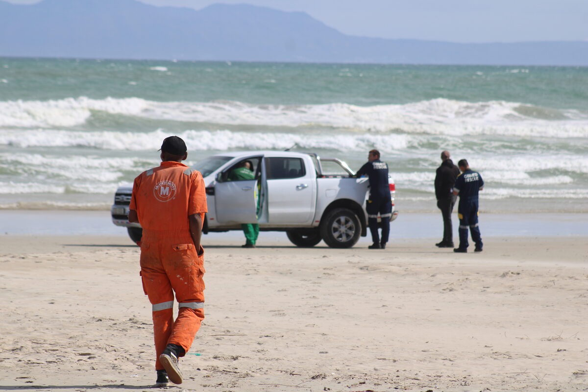 First responders arrive at the beach as additional units from the City's Fire and Rescue Service and Western Cape EMS are deployed to support the rescue operation. 