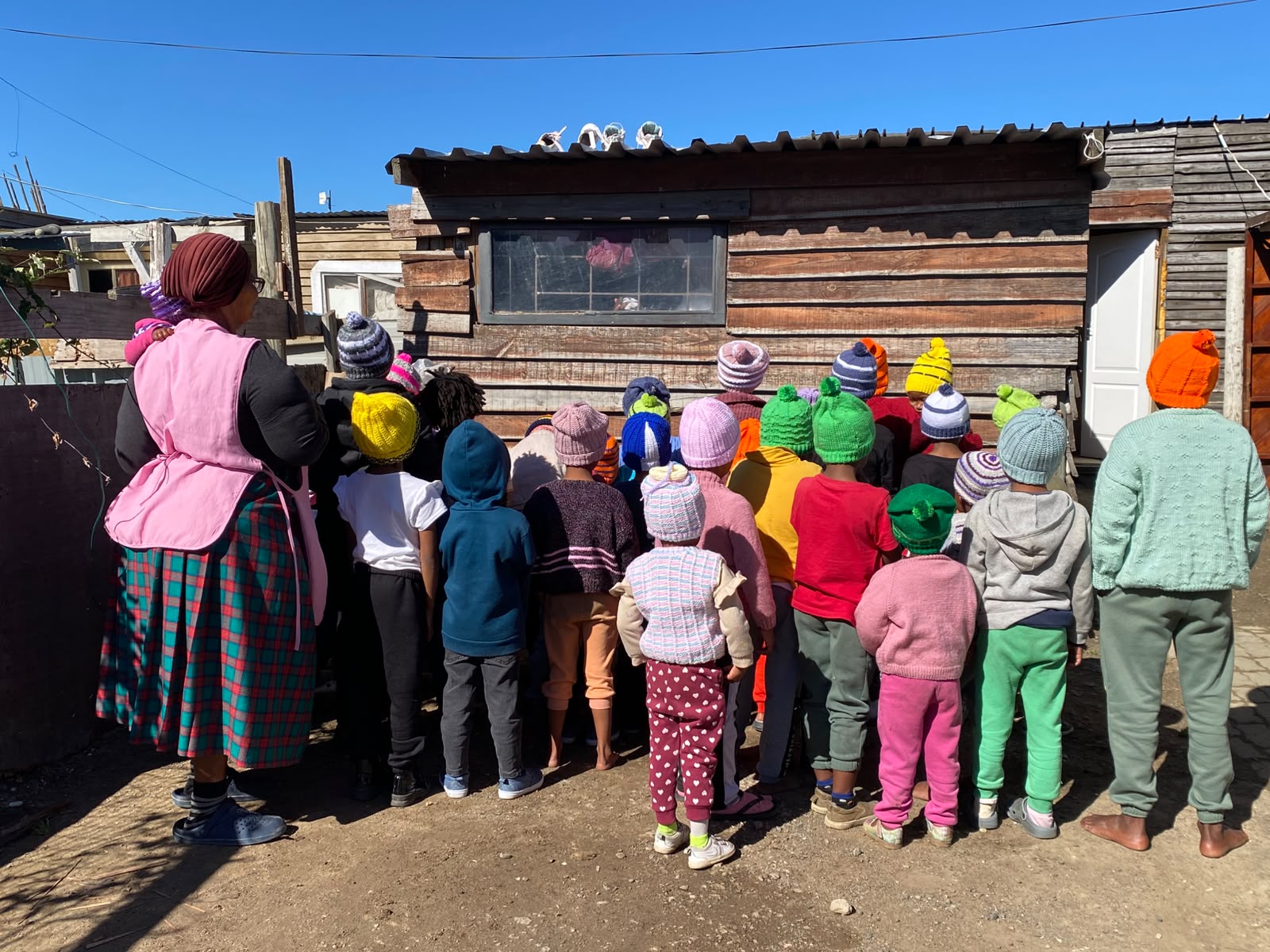 Kerk help kindertjies van Erijaville warm hou vir die winter