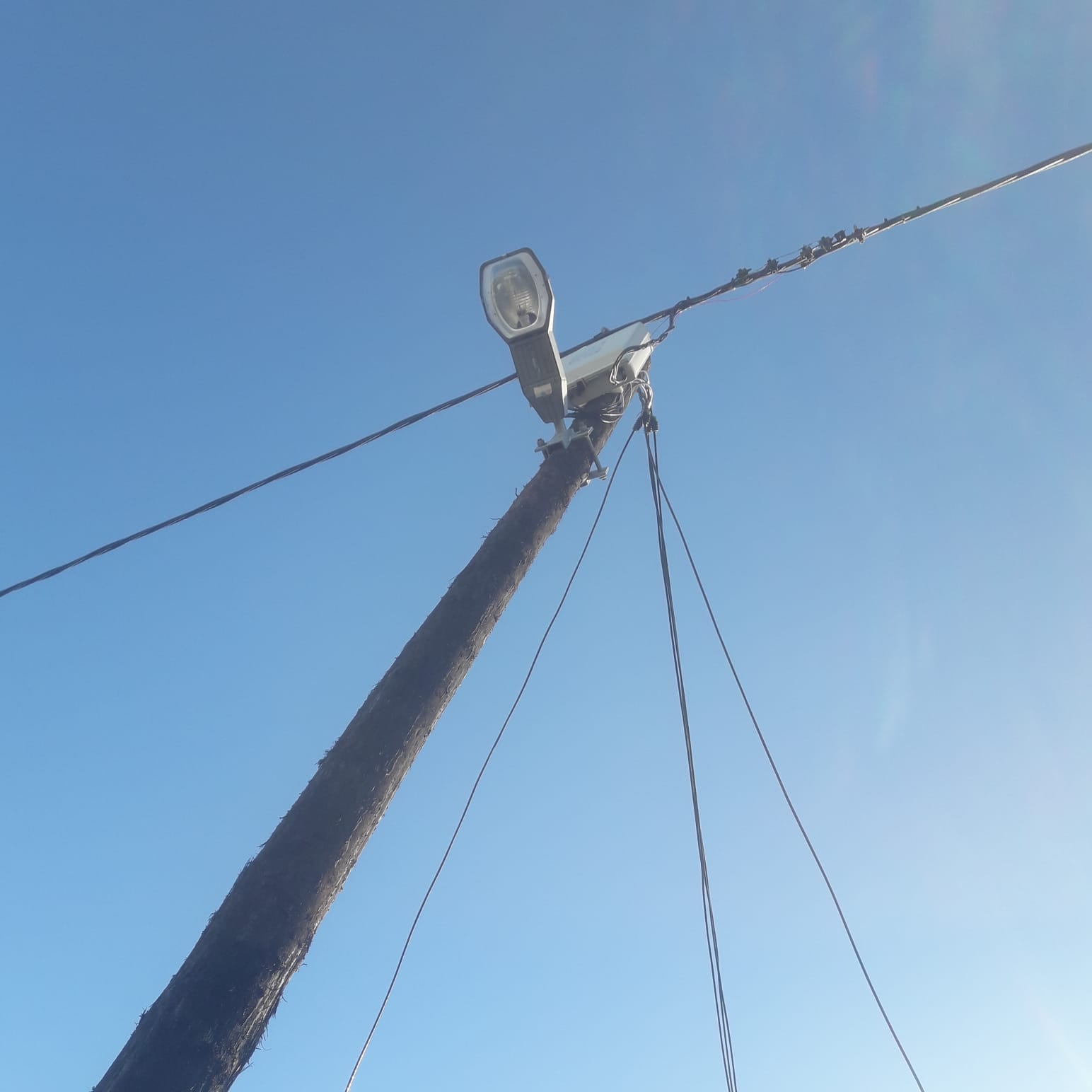 'n Ligpaal met elektriese kabels in Macassar