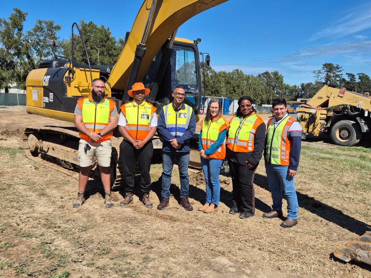 Minister Tertius Simmmers with the construction team.
