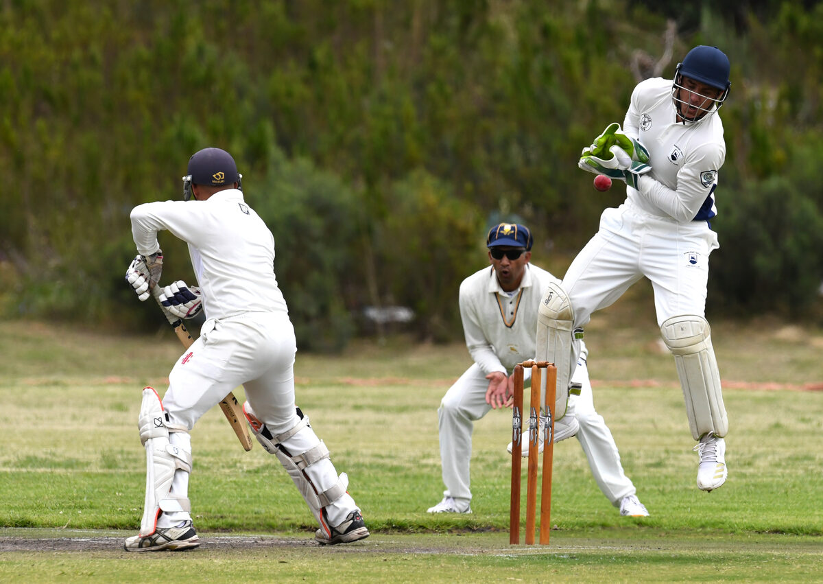 SWCC wicketkeeper Wilhelm Esterhuizen has to deal with a difficult bounce at Radloff park on Saturday against Helderberg CC.