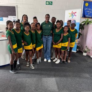 Olimpiër Veroeshka Grain inspireer jong netbalspelers in Strand