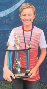 Pieter wys sy slag op die tennisbaan