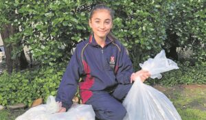 Leerder voor in die koor met versamel van broodknippies