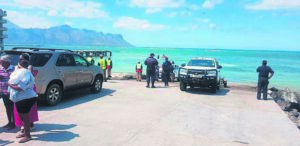 Onherkenbare lyk uit see by die Strand uitgespoel